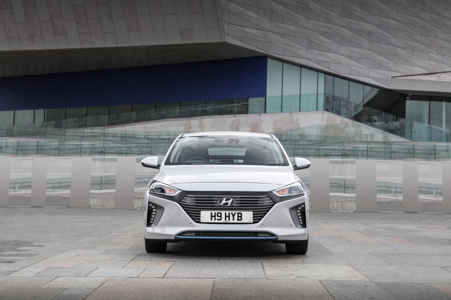 Hyundai IONIQ plug-in hybrid (AE) 2017 года  (UK) (фото 24 из 34)